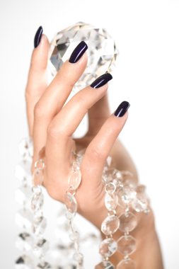 manos de mujer hermosa con gran diamante