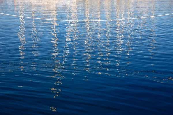 Rope and reflection of sailing  boats in marina — Stock Photo, Image