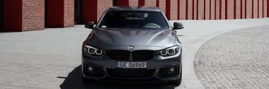 BMW 430i, F32 model, 252 HP, Avrupa 'nın en modern konser salonlarından biri olan NOSPR binasının önünde duruyor. Katowice, Polonya, 06.30. 2017