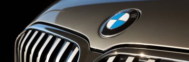 BMW logosu ve yeni büyük ızgara BMW 7, Katowice, Polonya 06.07.2019
