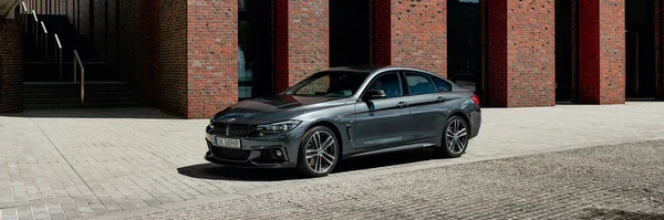 Серый Bmw 430I Модель F32 Стоящий Перед Зданием Носпр Современные — стоковое фото