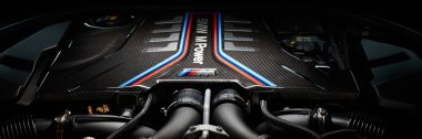 Sınırlı sayıda üretilen BMW M8 motoru. V8 motor, 4.4 L, 625 Hp. Hızı 0-100 km - 3.2 s Maksimum hızı 290 km / saat. Varşova, Polonya - 07.15.2020