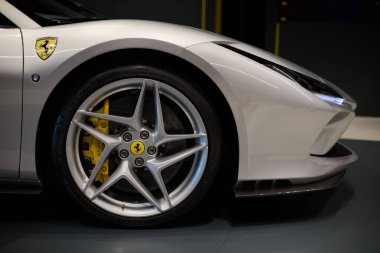 Ferrari F8 Tributo 'nun ön tekerleği, yan görüş. Katowice, Poland- 29 Ekim 2019