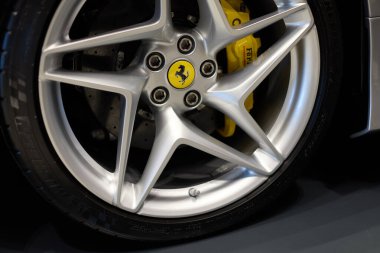 Ferrari F8 Tributo 'nun tekerleği, yaklaşın. Katowice, Poland- 29 Ekim 2019