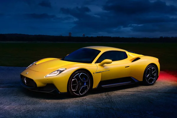 Maserati Giallo Mc20 Piedi Sullo Sfondo Del Paesaggio Serale Motore — Foto Stock