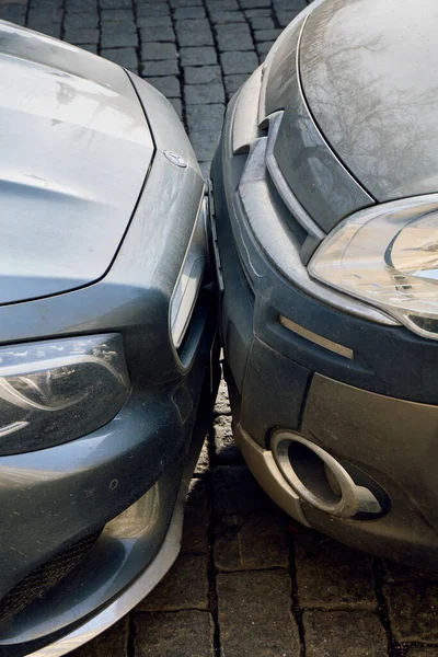 正しくない悪意のある駐車場 メルセデスとシトロエンは 彼らのバンパーに触れると駐車 2017年1月30日チェコ共和国プラハ — ストック写真