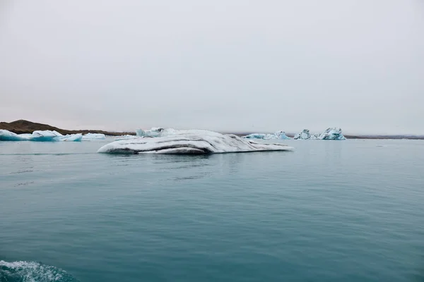 Айсберг Ісландії Айсберг Впадає Лагуну Йокулсарлона Відокремлений Від Льодовика — стокове фото