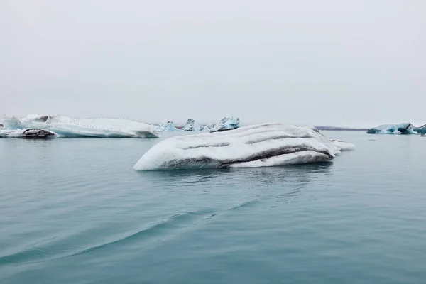 Iceberg Islândia Iceberg Que Flui Para Lagoa Jokulsarlon Destacado Frente — Fotografia de Stock