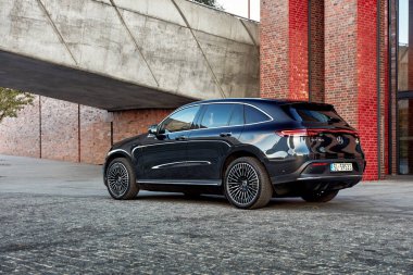 Elektronik Mercedes EQC, Avrupa 'nın en modern konser salonlarından biri olan NOSPR binasının önünde duruyor. Motor 408HP, 5.1 'de 0-100 km / h. Menzil (WLTP) 369-414 km Zory, Polonya-10.06.2020