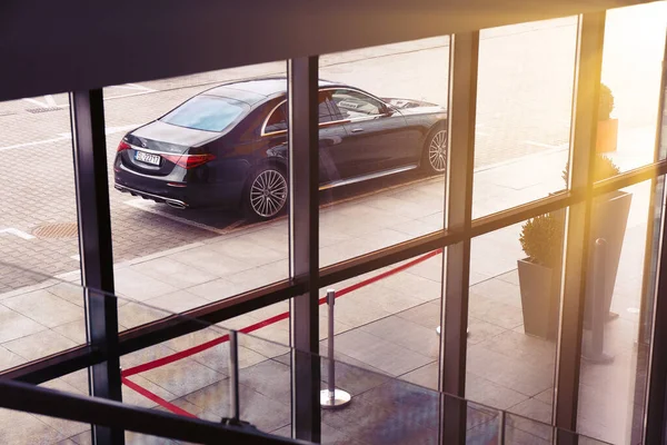 Lüks Mercedes S sınıfı, boş bir yeraltı otoparkında duruyor. Binanın içinden, pencerelerden bak. Katowice, Polonya - 02.02.2021