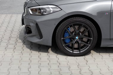 Gri BMW 1 M spor versiyonunda alüminyum tekerlek. Katowice, Polonya, 18.07.2020
