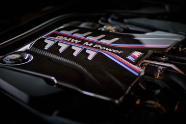 BMW M8 motoru - Sınırlı İlk Sürüm. V8 motor, 4.4 L, 625 Hp. Hızı 0-100 km - 3.2 s Maksimum hızı 290 km / saat. Varşova, Polonya - 07.15.2020