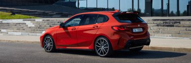 BMW M135i Uluslararası Kongre Merkezi binasının önünde. Model F40, 2019 'dan üretildi. 306 HP motoru, ivme 0-100 km-saat - 4.8 s Katowice-Poland- 09.16.2020