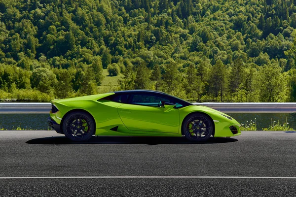 Yeşil Lamborghini Huracan, Miland, Norveç 'te, dağlarda park halinde. 04.06.2016