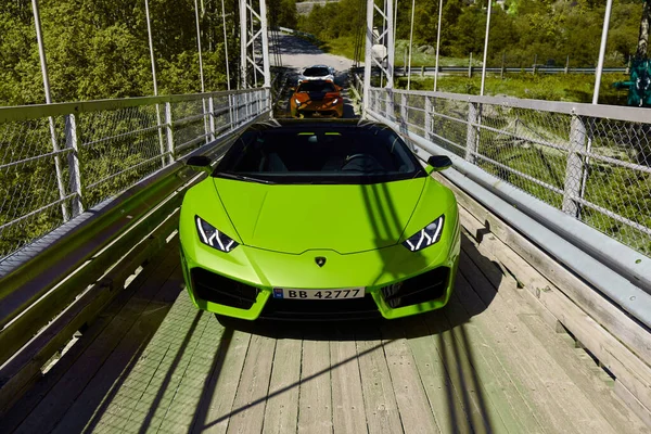 Green Lamborghini Huracan Rwd Driving Bridge Front View Engine V10 — Fotografia de Stock