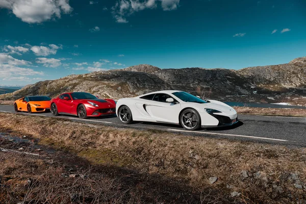 白色Mclaren 650 红色法拉利F12和黄色Lamborghini Huracan Rwd 挪威Rjukan 2016 — 图库照片