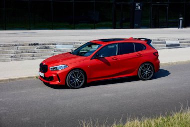 BMW M135i Uluslararası Kongre Merkezi binasının önünde. Model F40, 2019 'dan üretildi. 306 HP, hızlanma 0-100 km-saat - 4.8 s Katowice, Poland- 09.16.2020
