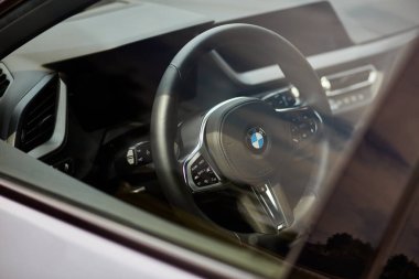M Sport versiyonunda BMW 118i 'nin direksiyonu ve içi. Sürücü tarafından pencereye doğru bak. Katowice;Poland- 18.07.2020