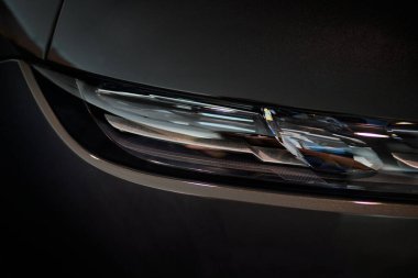 Lüks BMW 7 serisinin farları. Farda dekoratif Swarovski kristalleri yer alıyor. Polonya, Katowice, 14.05.2022