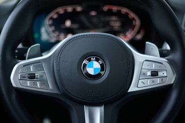 BMW 740D direksiyon 740D 'nin yakın çekimi. Polonya, Katowice, 14.06.2021
