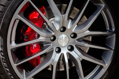 Yeni gümüş Maserati Ghibli alüminyum tekerlek, logoya yakın plan ve kırmızı fren kalibreleri. Varşova-Polonya - 23.03.2018
