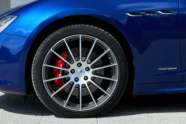 Mavi bir Maserati Ghibli 'nin alüminyum tekerleği. Varşova-Polonya - 24.07.2018