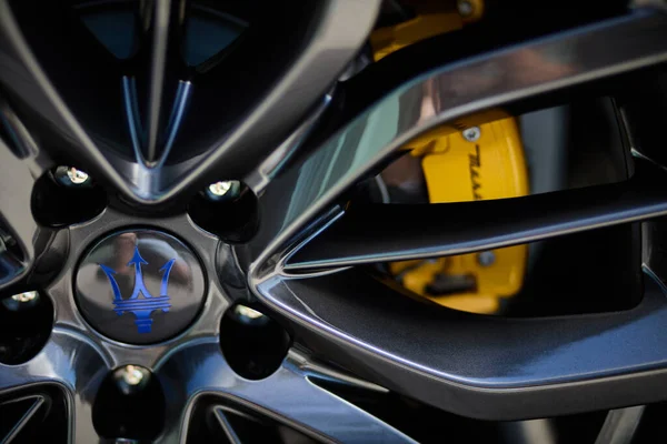 Nové Černé Hliníkové Kolo Maserati Detailní Záběr Logo Žluté Brzdové — Stock fotografie