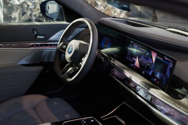 Yeni BMW 7 Serisinin içi. Kokpit Swarovski kristallerinde tamamlandı. Polonya, Katowice, 14.05.2022