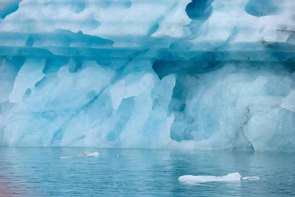 冰岛的一座蓝色冰山一座冰山流进了Jokulsarlon泻湖 与冰川的正面分离 — 图库照片