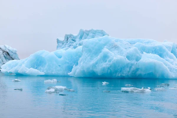 Een Blauwe Ijsberg Ijsland Een Ijsberg Stroomt Jokulsarlon Lagune Los — Stockfoto