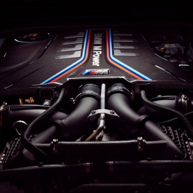 Sınırlı sayıda üretilen BMW M8 motoru. V8 motor, 4.4 L, 625 Hp. Hızı 0-100 km - 3.2 s Maksimum hızı 290 km / saat. Varşova, Polonya - 07.15.2020