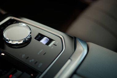 Yeni BMW 7 serisinin merkez konsolu. Kokpitin Swarovski kristallerinde işi bitti. Polonya, Katowice, 14.05.2022