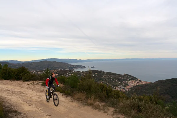 Bicicleta de montaña sobre el mar, Manie, Noli —  Fotos de Stock