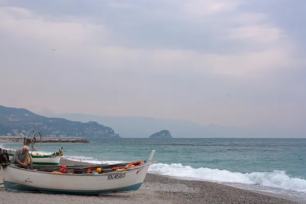 Pescador con su barco, noli, italia —  Fotos de Stock