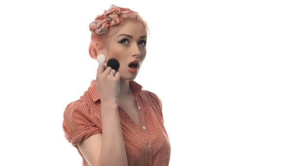 Beauté femme portrait de pin-up fille belle peau propre isolé sur fond blanc — Video