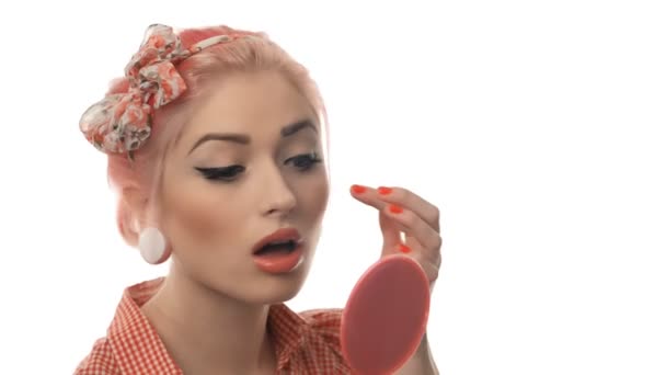Schönheit Frau Porträt von Pin-up-Mädchen schön saubere Haut isoliert auf weißem Hintergrund — Stockvideo