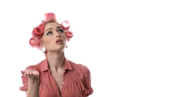 Belleza mujer retrato de pin-up chica hermosa piel limpia aislada sobre fondo blanco — Vídeo de stock