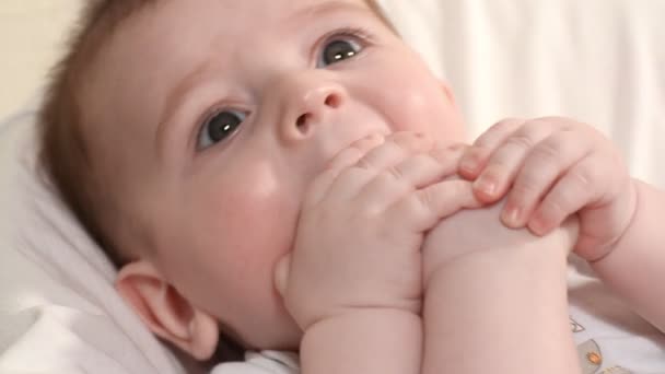 Niño pequeño juega emocionalmente — Vídeo de stock