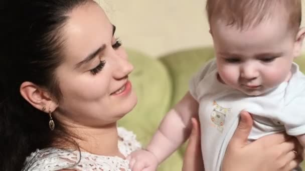 Erkek bebek ve annesi — Stok video