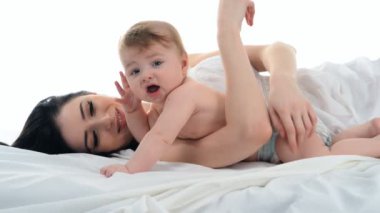 aile anne ve oynayan küçük bir çocuk