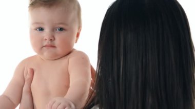 aile anne ve oynayan küçük bir çocuk