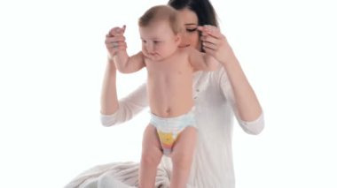 aile anne ve oynayan küçük bir çocuk