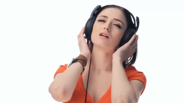 Joven hermosa chica sexy escuchando música en los auriculares — Vídeo de stock