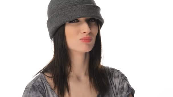 Insolente ma bella ragazza adolescente in un cappello — Video Stock