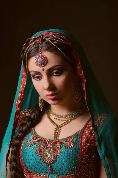 Uma bela princesa indiana em vestido nacional — Fotografia de Stock