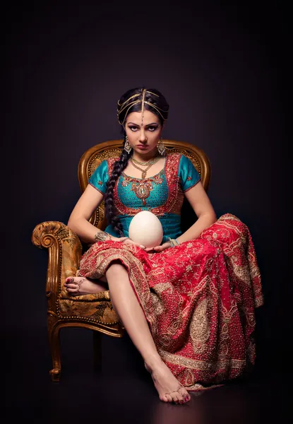 Μια όμορφη πριγκίπισσα ινδική στην εθνική ενδυμασία και αυγό — Φωτογραφία Αρχείου