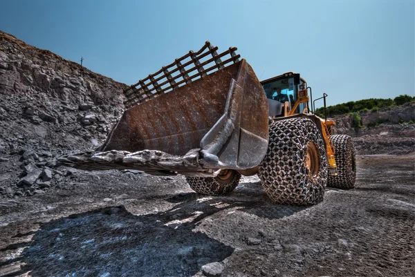 Tung byggnad bulldozer stenbrottet, bil (hdr) — Stockfoto