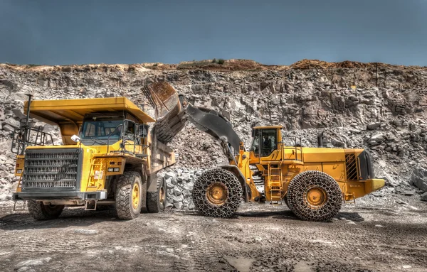 Tung byggnad bulldozer stenbrottet, bil (hdr) — Stockfoto