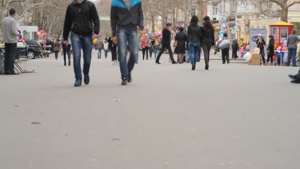 Calle llena de una multitud anónima muy concurrida (cámara lenta ) — Vídeos de Stock