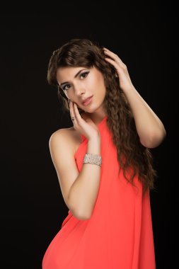 uzun saçlı genç güzel kız modeli